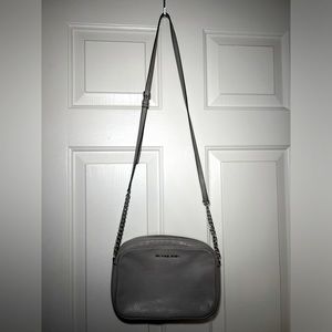 Michael Kors Women's Light Grey Leather Jet Set Shoulder Bag Good